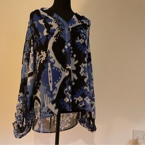 CHICOS BLUE GEORGETTA LONG SLEEVE BLOUSE. SIZE 1. BUTTON DOWN,NEW W/O TAGS